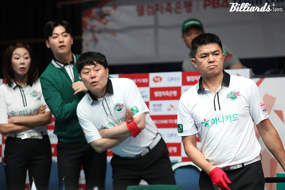 일어나서 경기를 지켜보는 하나카드 벤치.