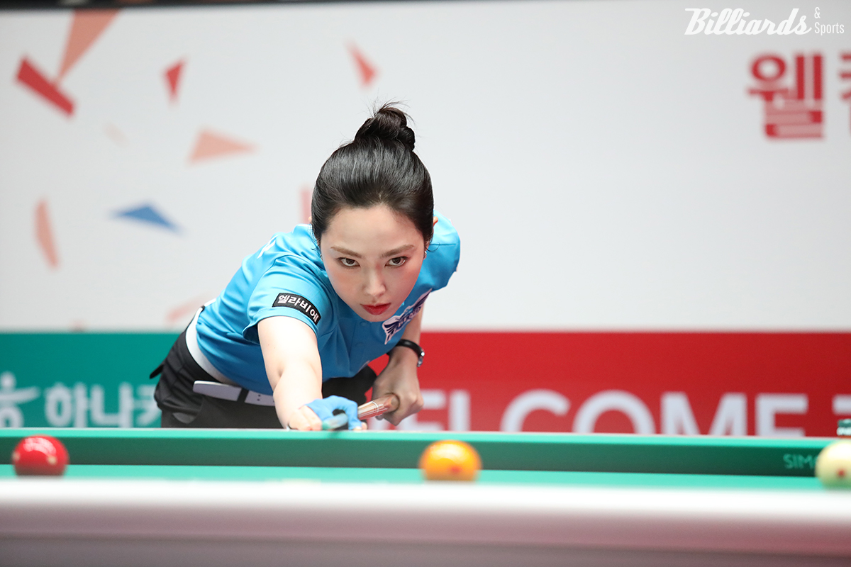 395일 만에 PBA 팀리그 6세트에서 승리를 거둔 차유람(휴온스)이 스롱 피아비(우리금융캐피탈)과 연이어 6세트 승부를 벌인다.  사진=고양/이용휘 기자