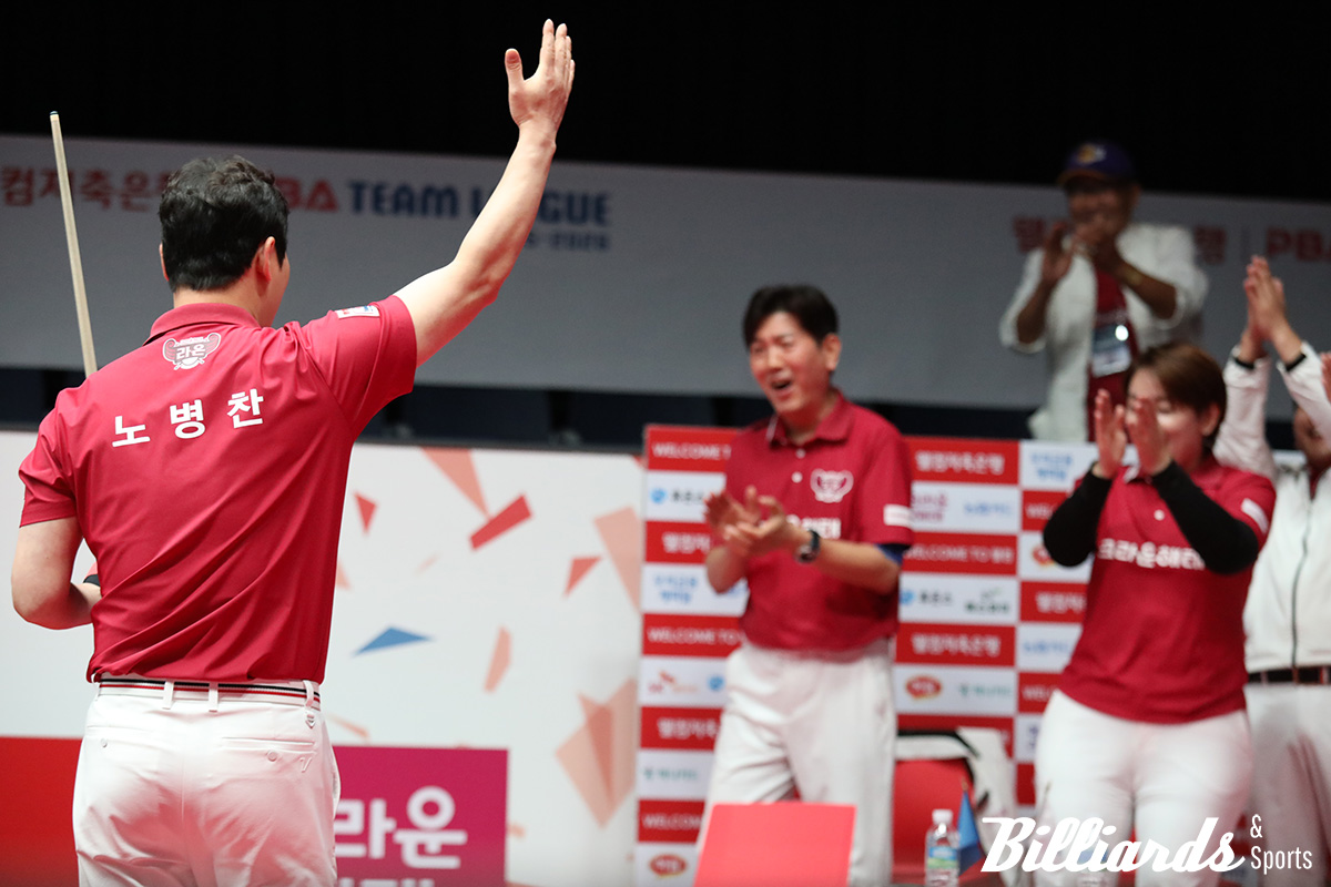 7세트에 하이런 9점을 치며 세트스코어 4-3의 승리를 확정한 노병찬과 환호하는 크라운해태 선수들. 사진=고양/이용휘 기자