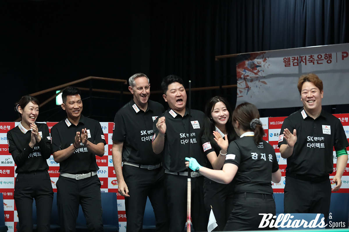 강지은이 6세트 승리로 세트스코어 3-3을 만들자 기뻐하는 SK렌터카.