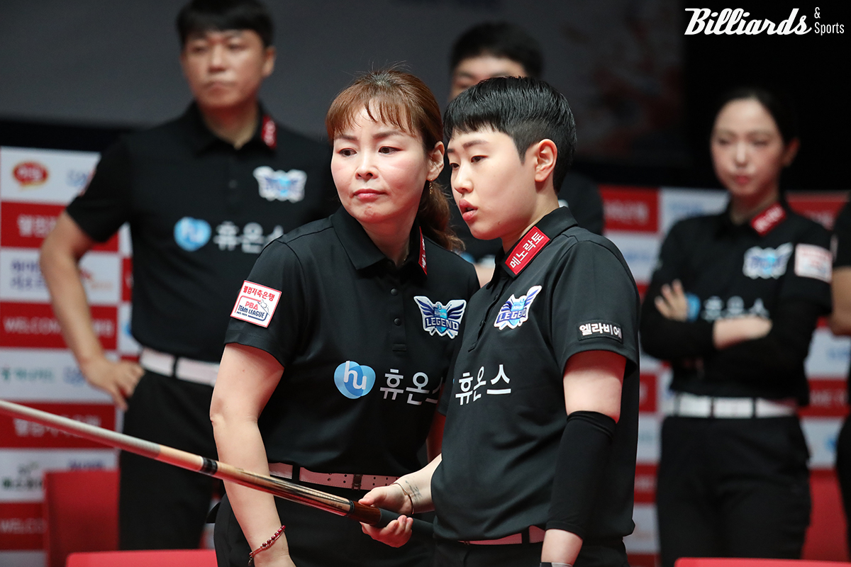 2세트 여자복식에서 승리한 휴온스 이신영(왼쪽)과 김세연.