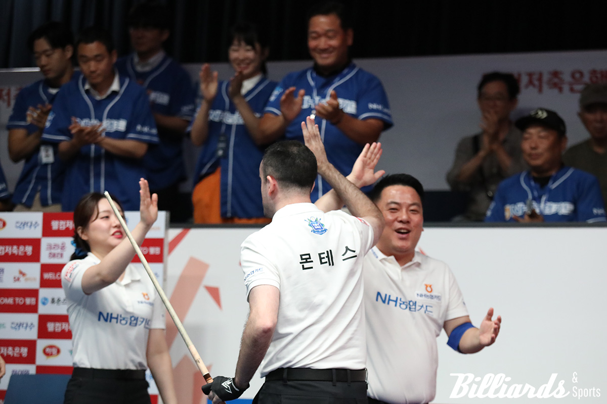 2라운드 3일차에 첫 승리를 따낸 NH농협카드. 7세트에 승리한 안토니오 몬테스가 주장 조재호와 하이파이브를 하고 있다. 사진=고양/이용휘 기자