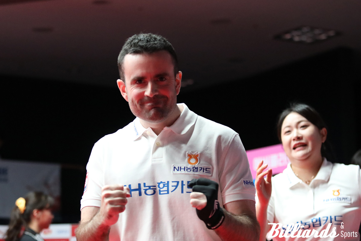 2라운드 첫 승리의 주인공 몬테스가 카메라를 바라보며 흐뭇한 표정을 짓고 있다.