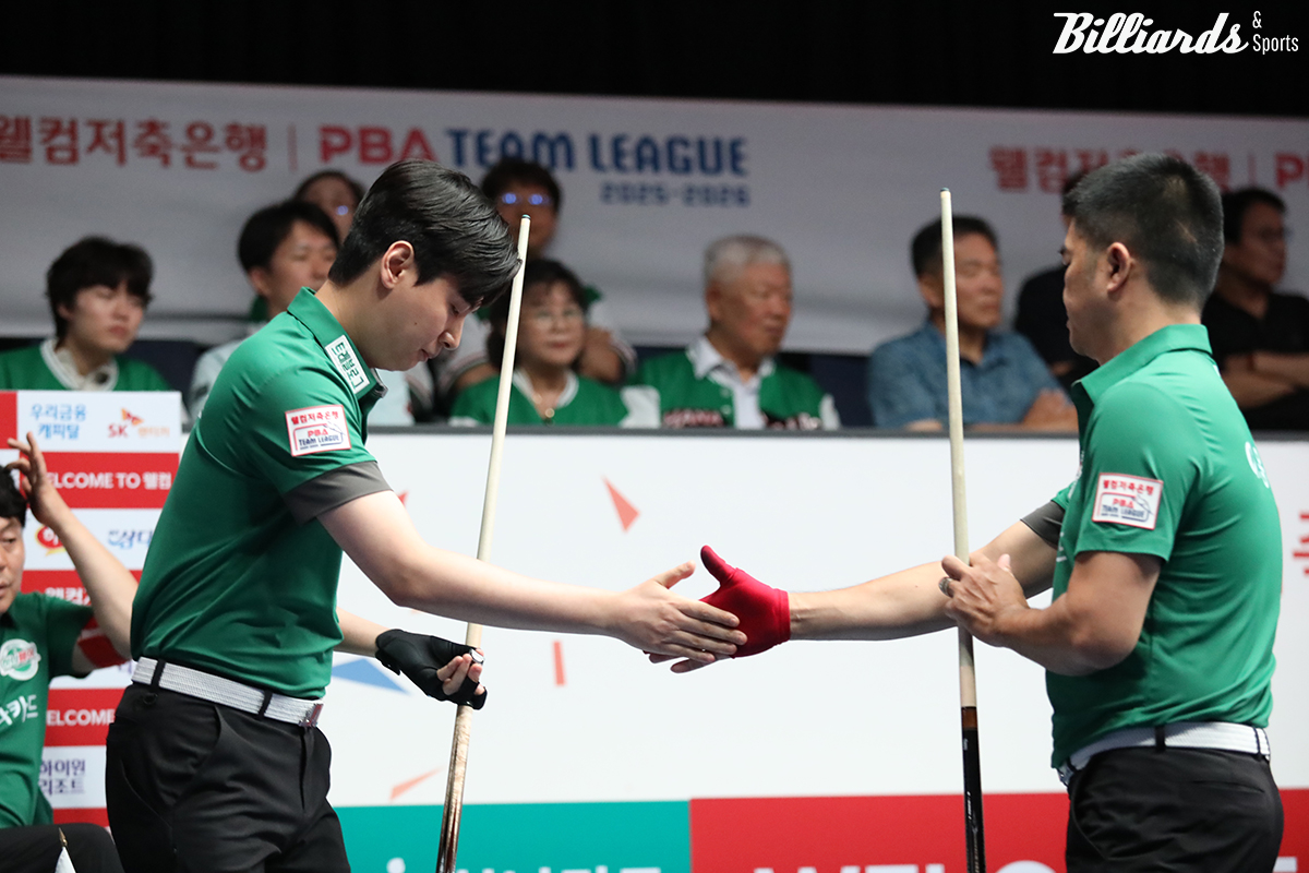 1세트 복식전에서 승리한 하나카드 신정주(왼쪽)와 응우옌꾸옥응우옌.