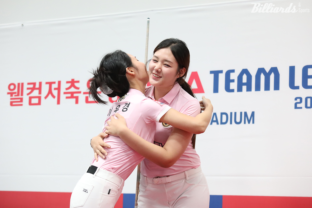 2세트 여자복식을 승리하고 기뻐하는 에스와이 이우경과 권발해. 사진=고양/이용휘 기자