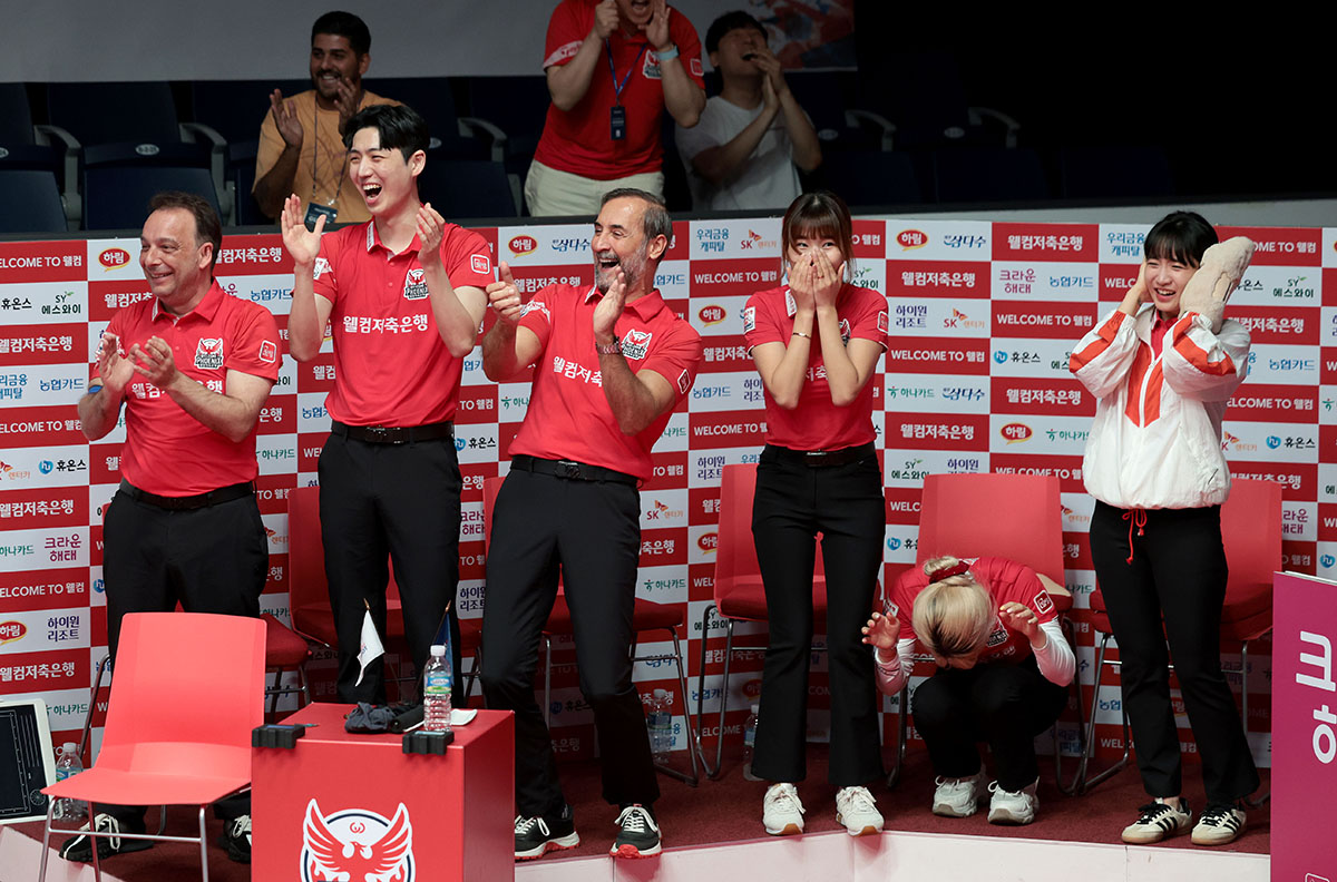 7세트에 짜릿한 1점 차 역전승을 거두고 기뻐하는 웰컴저축은행. 사진=PBA 제공