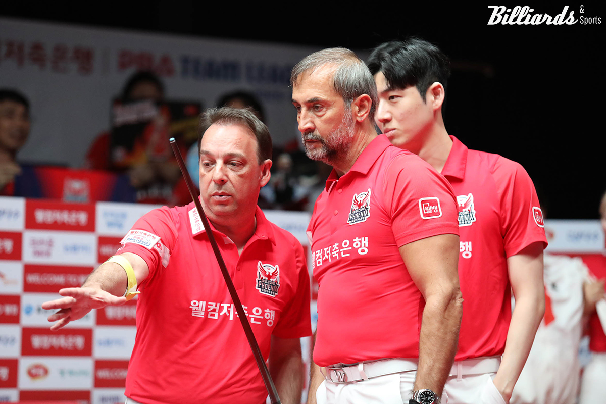 리더 산체스와 의견을 나누는 사이그너와 한지승. 두 선수는 1세트에서 승리했다.