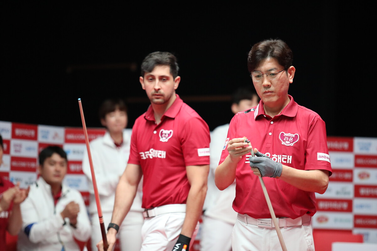1세트 승리를 차지한 크라운해태의 김재근-다비드 마르티네스.