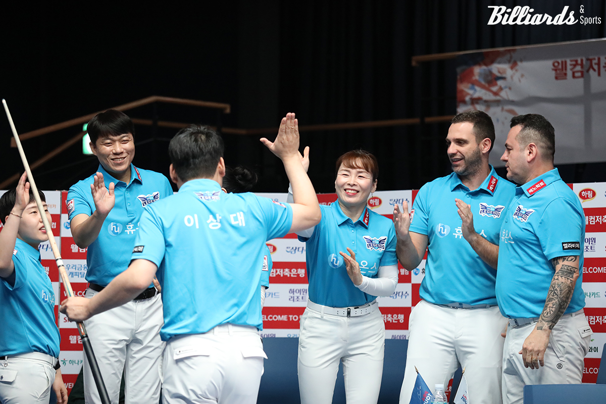 5세트를 승리한 이상대가 휴온스 선수들과 하이파이브를 하고 있다.