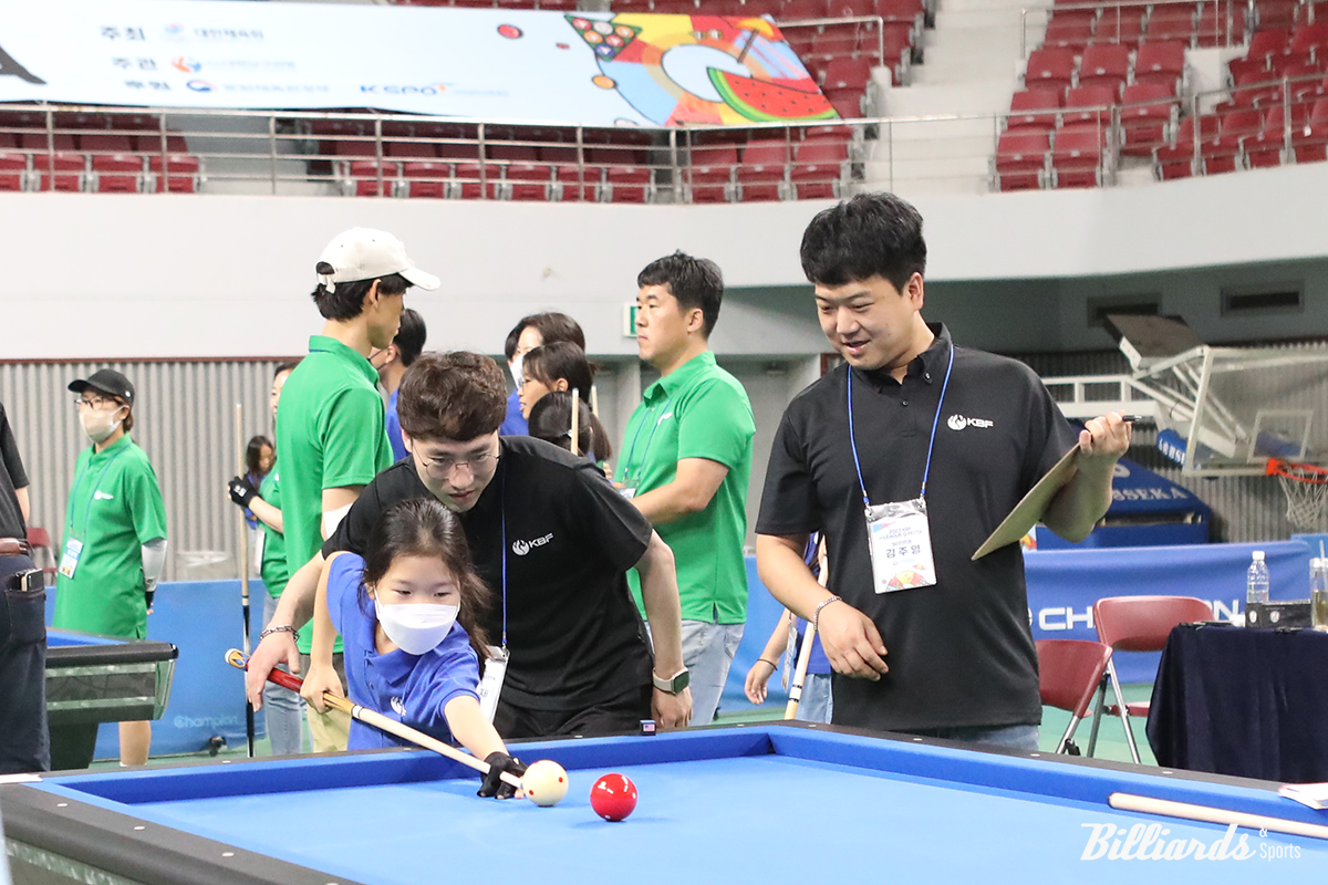 빌리언트쌤으로 참가한 당구선수들이 직접 아이들에게 당구를 가르쳐 주고 있다.