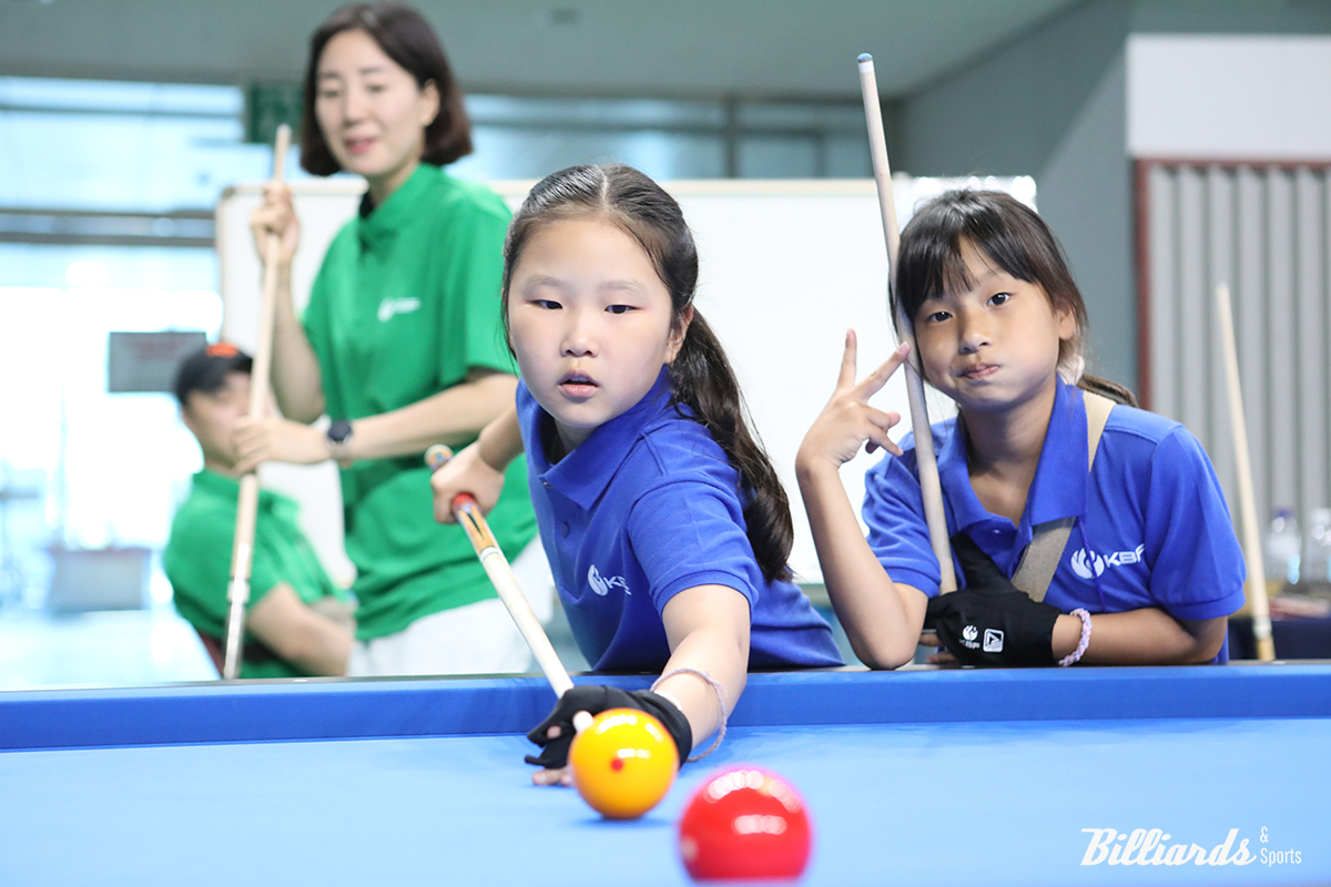 진지하게 당구 경기에 임하고 있는 아이들. 