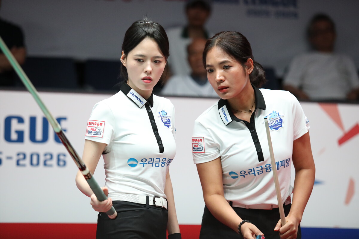 2세트 승리로 세트스코어 1-1 동점을 만든 우리금융캐피탈의 서한솔과 스롱 피아비.