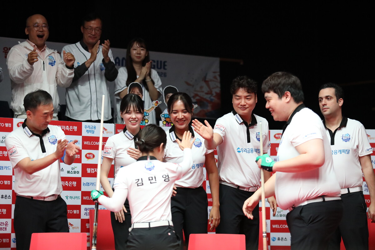 4세트 승리 후 기뻐하는 우리금융캐피탈.