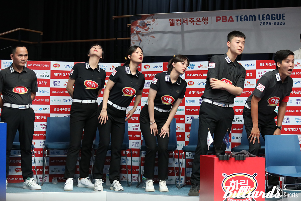 김준태의 3세트 플레이에 집중하고 있는 하림 벤치의 선수들.