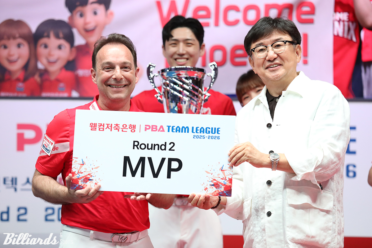 산체스는 통산 두 번째 우승과 MVP를 받았다. 사진은 PBA 장상진 부총재(오른쪽)와 산체스.