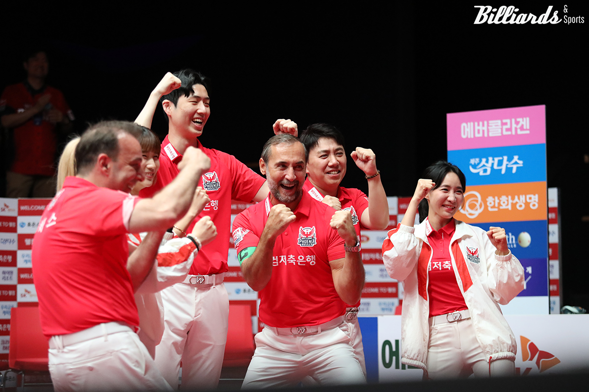 우승에 기뻐하는 웰컴저축은행 선수들.