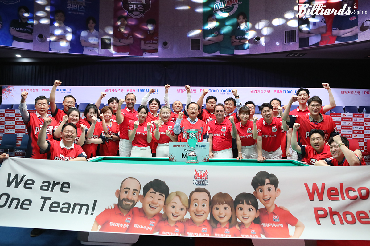 웰컴저축은행 선수들과 팀 관계자들.