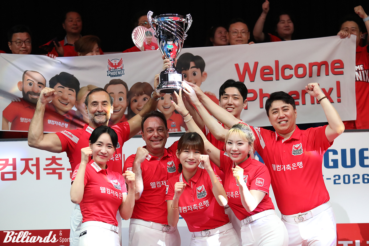 우승트로피를 들어올린 웰컴저축은행 선수들. 사진=고양/이용휘 기자