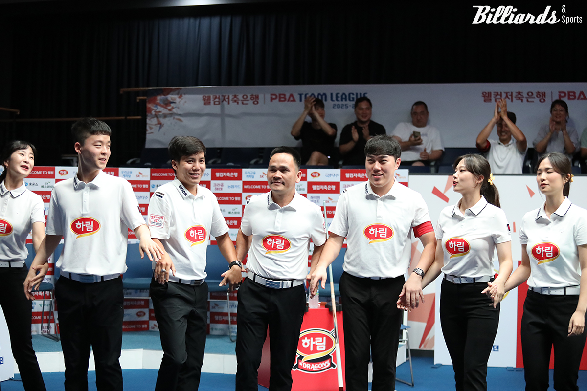 손을 잡고 관중들에게 인사하는 하림 선수들.