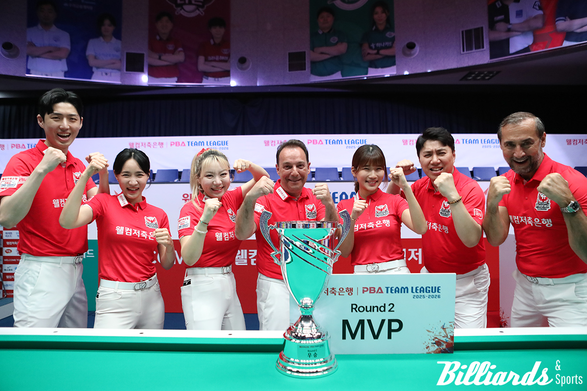 우승 트로피 앞에서 야인시대 세리머니를 펼치고 있는 웰컴저축은행. 왼쪽부터 한지승, 최혜미, 김예은, 다니엘 산체스, 용현지, 김종원, 세미 사이그너. 