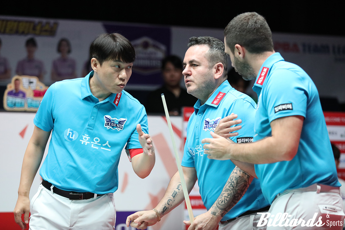 벤치타임아웃을 부른 주장 최성원과 하비에르 팔라손이 로빈슨 모랄레스에게 조언을 하고 있다.