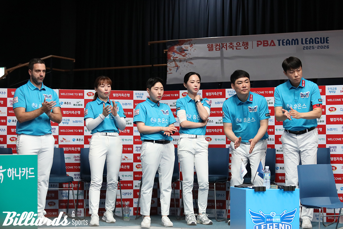 경기를 지켜보고 있는 휴온스 벤치의 선수들.