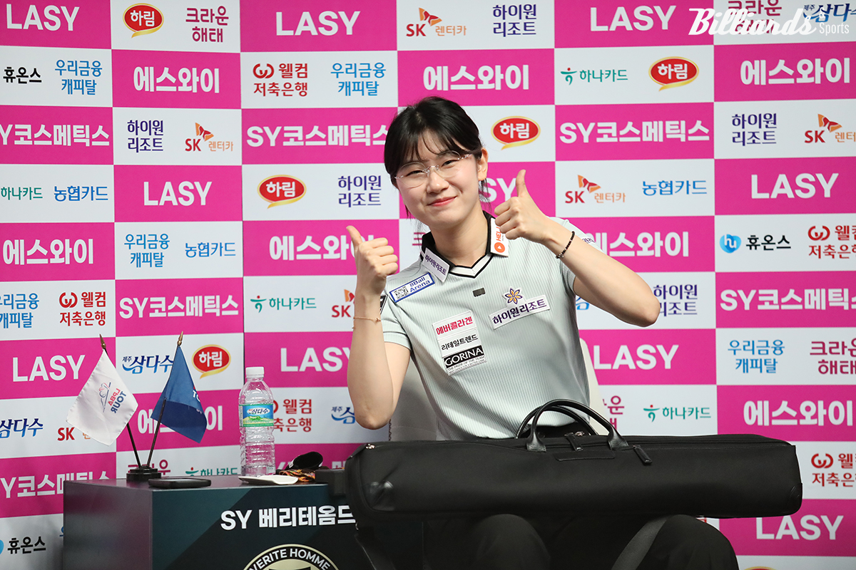 32강전 승리 후 카메라를 보고 엄지를 치켜든 이미래.