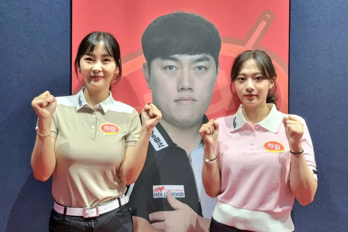 16강 진출을 확정한 김상아(좌)와 정보윤(우)이 '하림 주장' 김준태의 사진 앞에서 포즈를 취하고 있다. 사진=PBA 제공