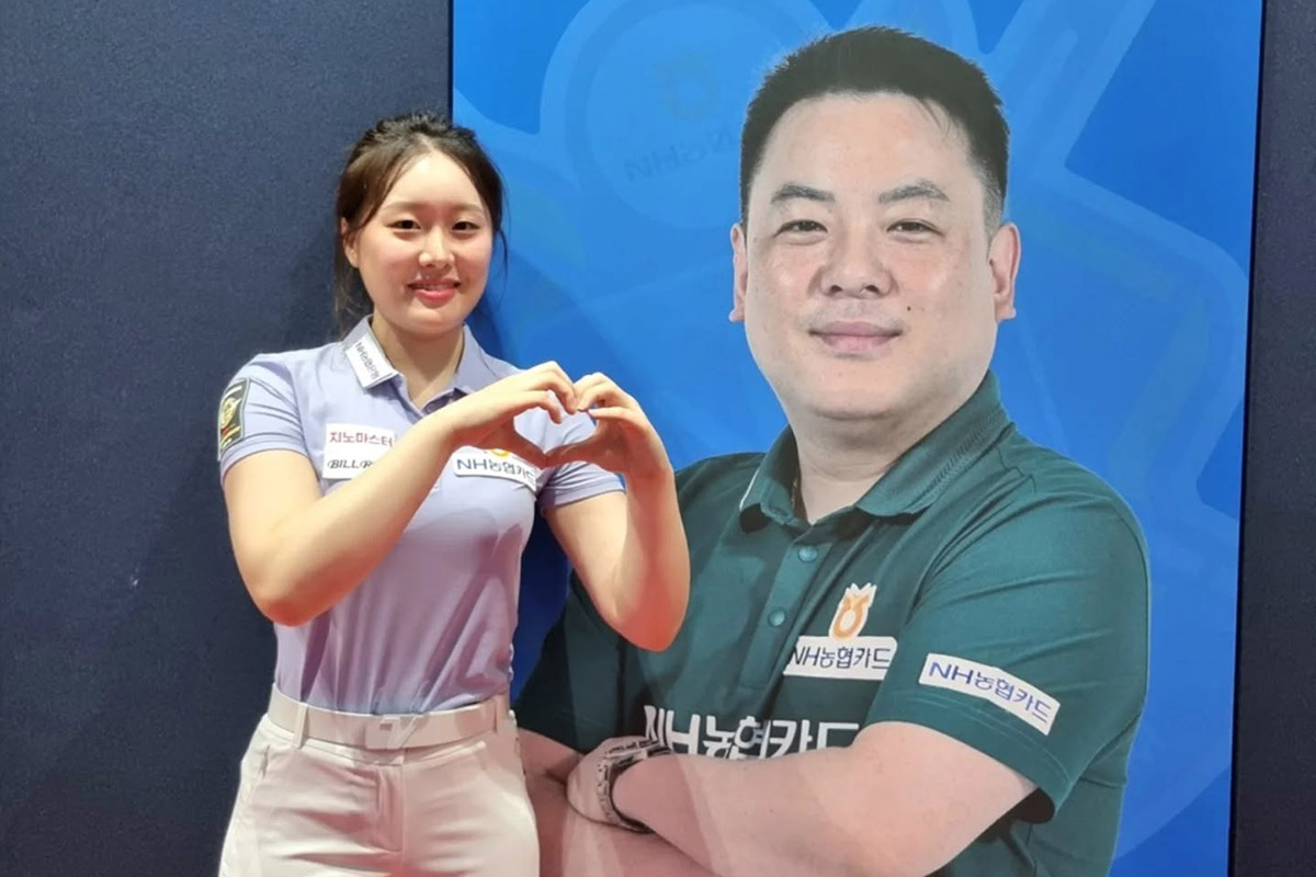 NH농협카드의 주장 조재호 사진 앞에서 포즈를 취한 김보미. 김보미는 32강에서 애버리지 1.500을 기록하며 16강에 진출했다. 