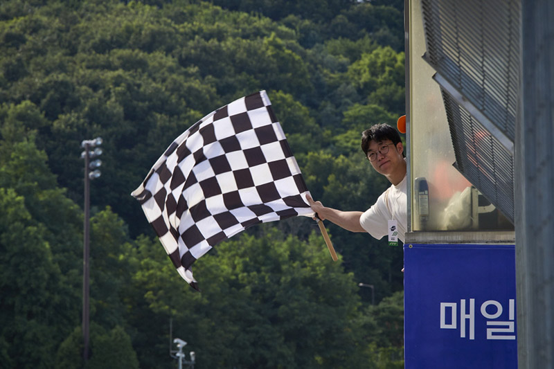 슈퍼레이스 탐방대 4회차, 체커 세리머니 참여한 스트리머 지피티