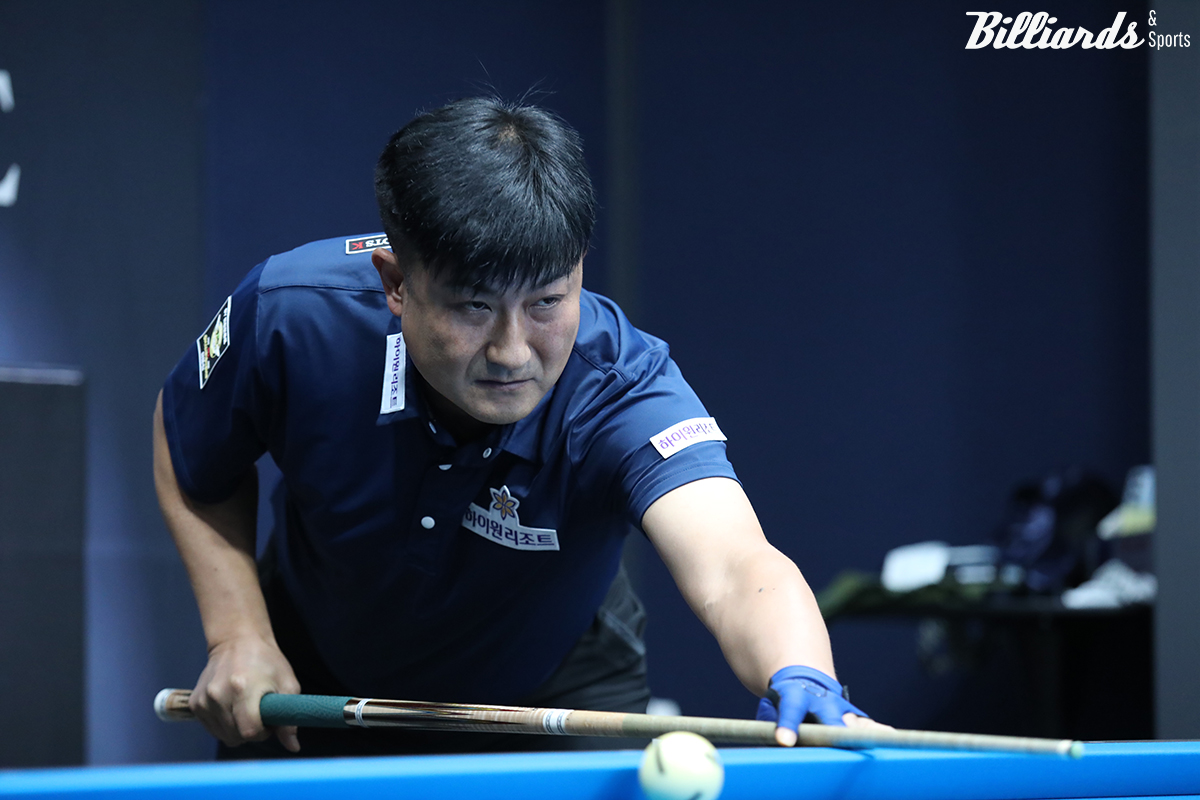 모리와 16강에서 만난 이충복(하이원리조트). 32강에서 이충복은 3-0으로 이강욱에게 승리했다.