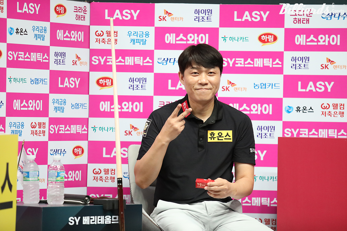 전날 16강전에서 승리하고 브이 세리머니를 하는 최성원.