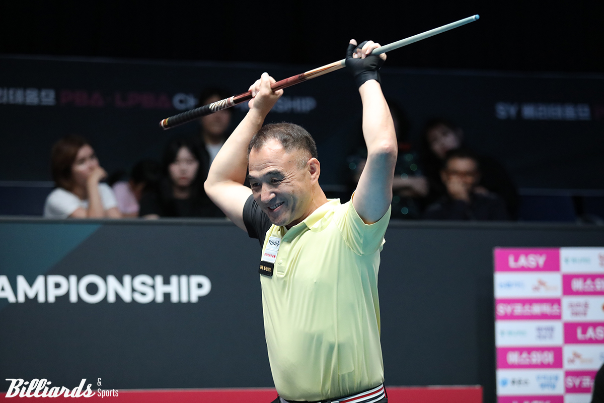 베테랑 이승진(55)이 프로당구 PBA 투어에서 처음 결승 진출에 성공했다. 준결승전 승리 순간에 큐를 들고 기뻐하는 이승진.  사진=고양/이용휘 기자