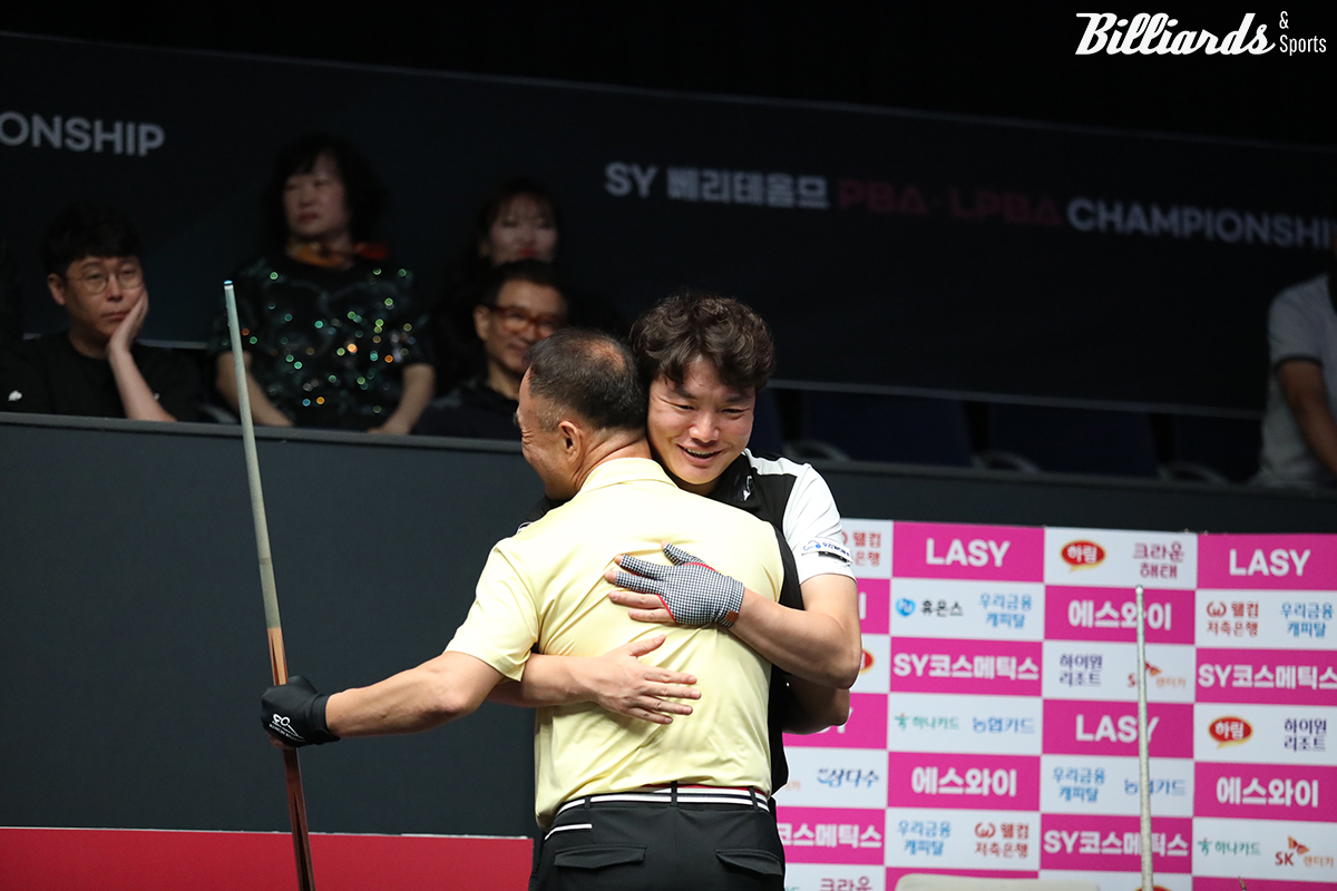 경기 후 이승진의 승리를 축하하는 강민구.