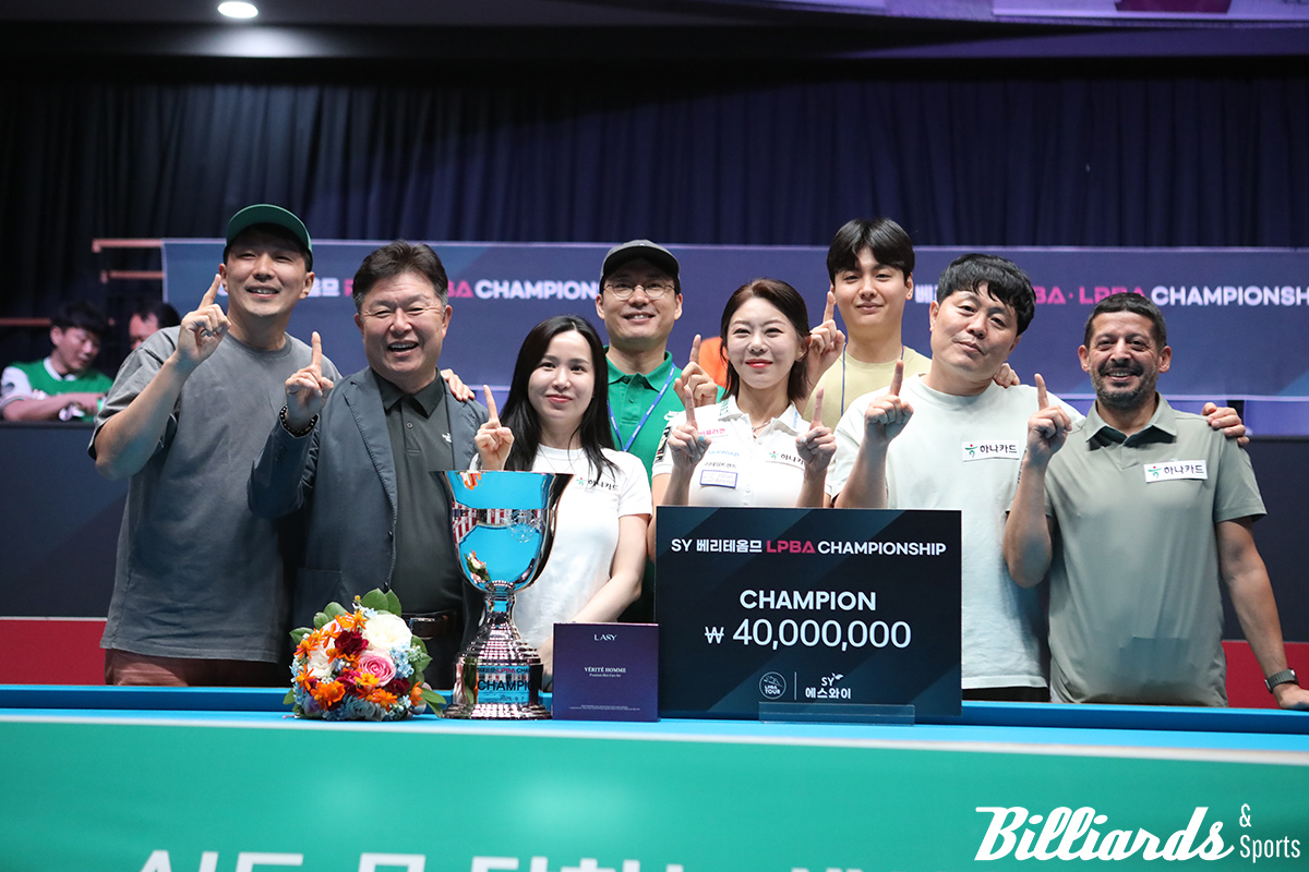 하나카드 하나페이 동료 및 구단 관계자와 기념 사진을 찍고 있는 김가영