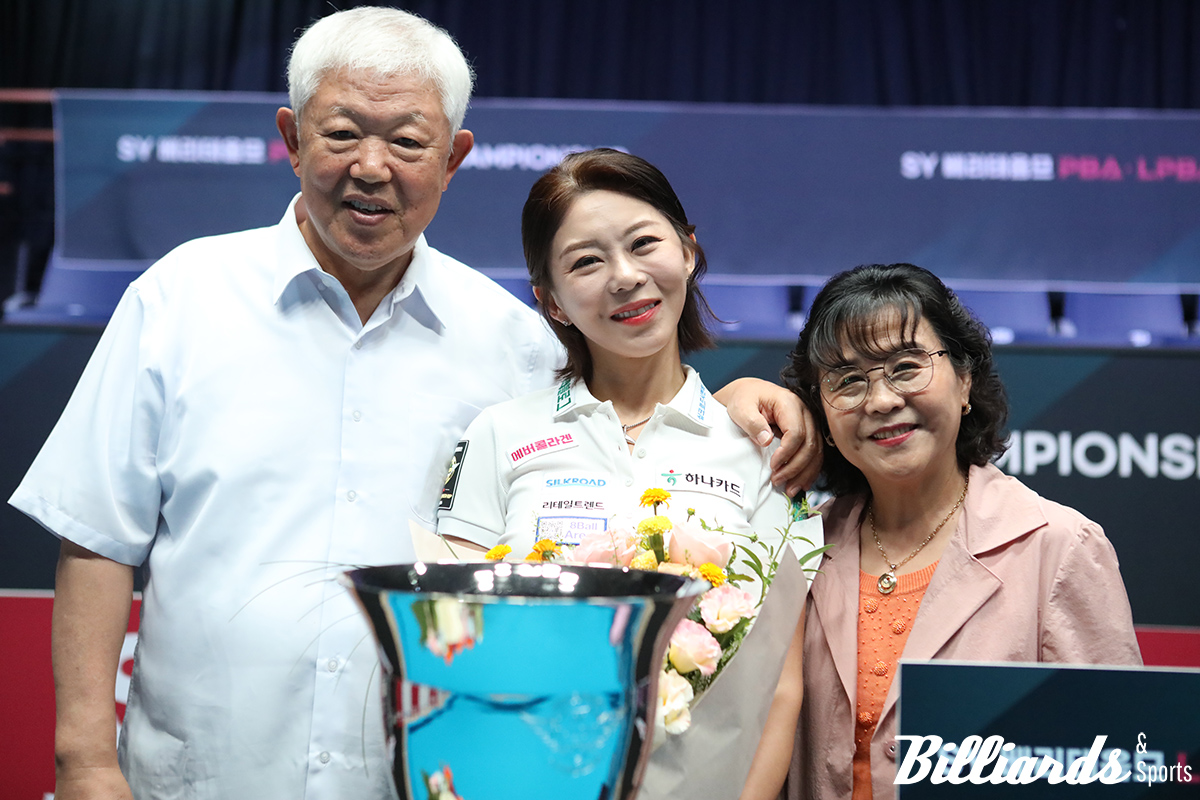 부모님과 포즈를 취한 김가영