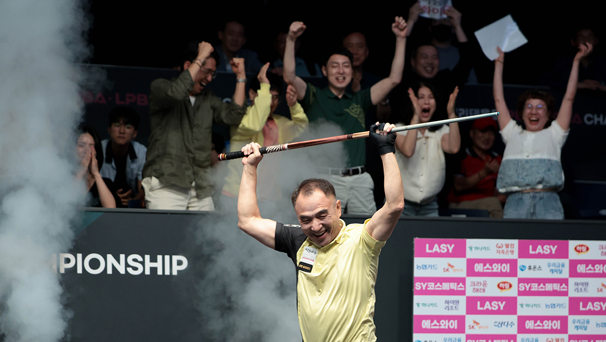 이승진(55)이 8일 밤 9시에 열린 4차 투어 결승전에서 최성원(휴온스)을 세크스코어 4-1로 꺾고 프로당구 첫 우승을 차지했다.  사진=PBA 제공
