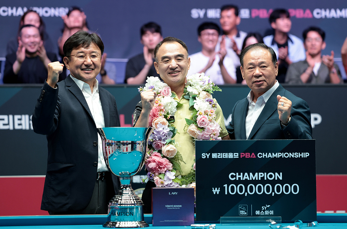 대회 정상에 오른 이승진이 시상식 후 PBA 장상진 부총재(좌) 준우승 최성원, 에스와이 홍성균 부회장(우)과 기념 촬영 하고 있다.