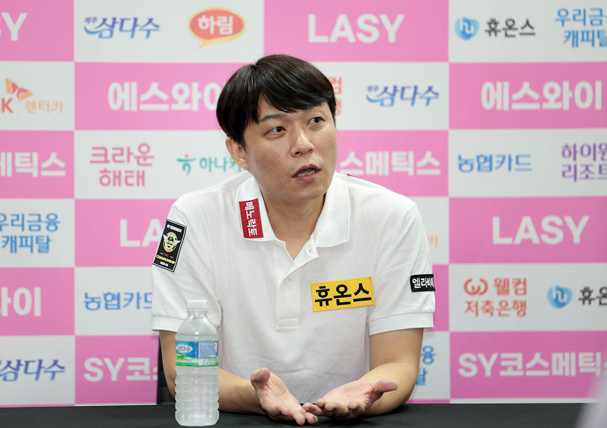 프레스룸에서 준우승 인터뷰를 하는 최성원.