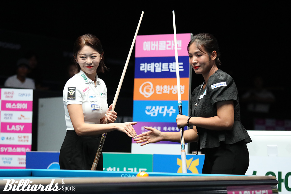 결승전 시작 전 악수를 나누고 있는 김가영과 스롱 피아비. 사진=고양/이용휘 기자