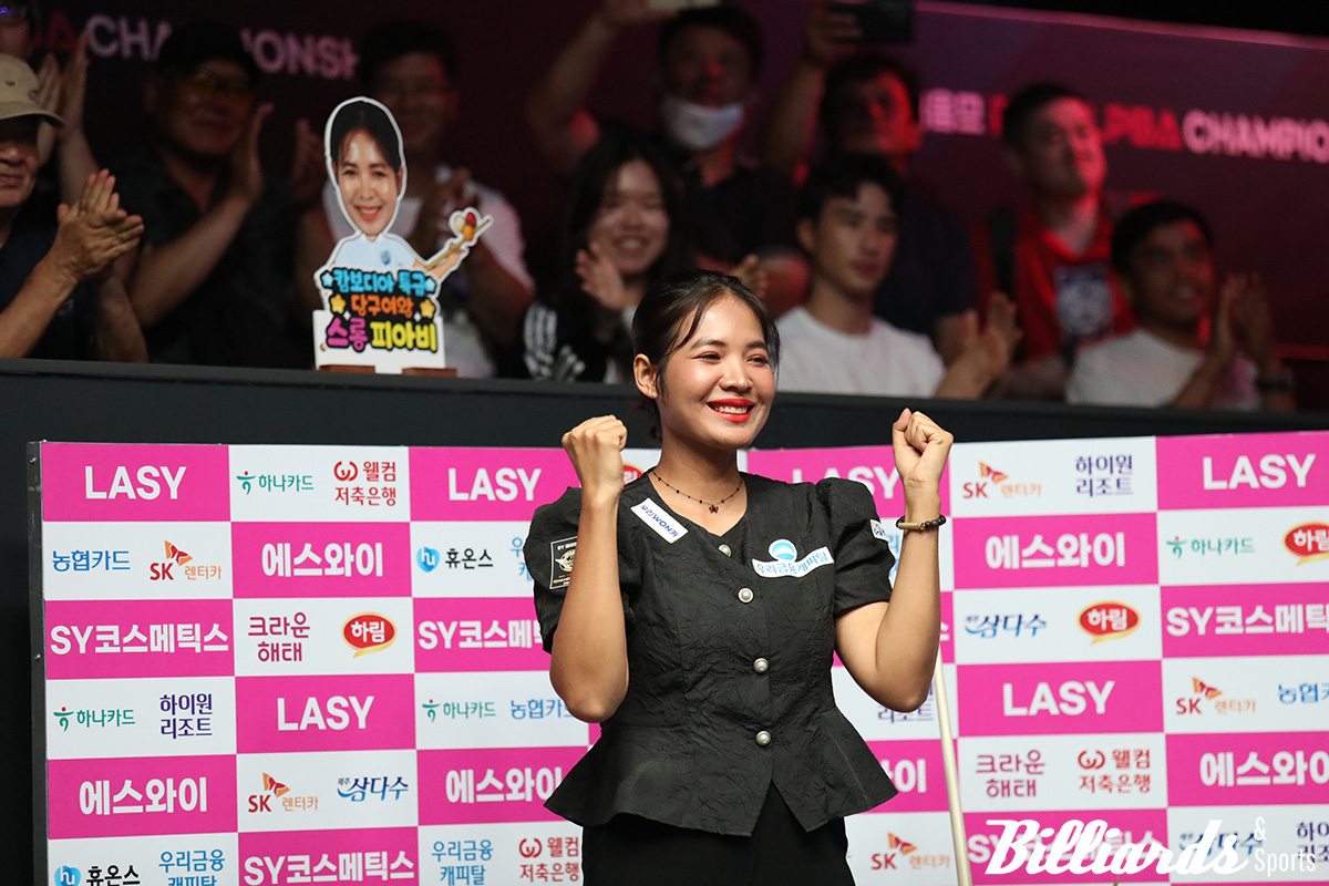 결승전에 앞서 인사하는 스롱과 응원하는 팬들.