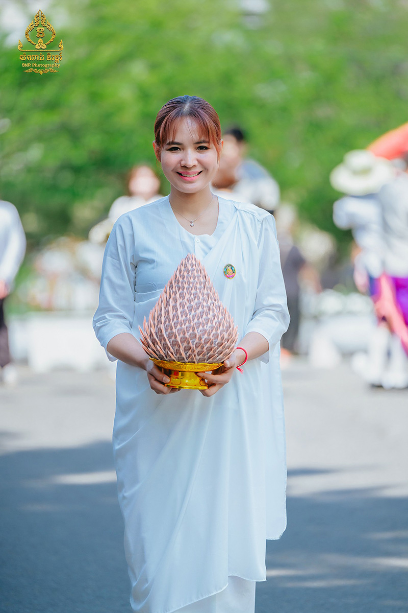 생일을 맞아 하얀색 캄보디아 의상을 입고 연꽃모양 장식품을 든 스롱 피아비. 사진=스롱 피아비 SNS