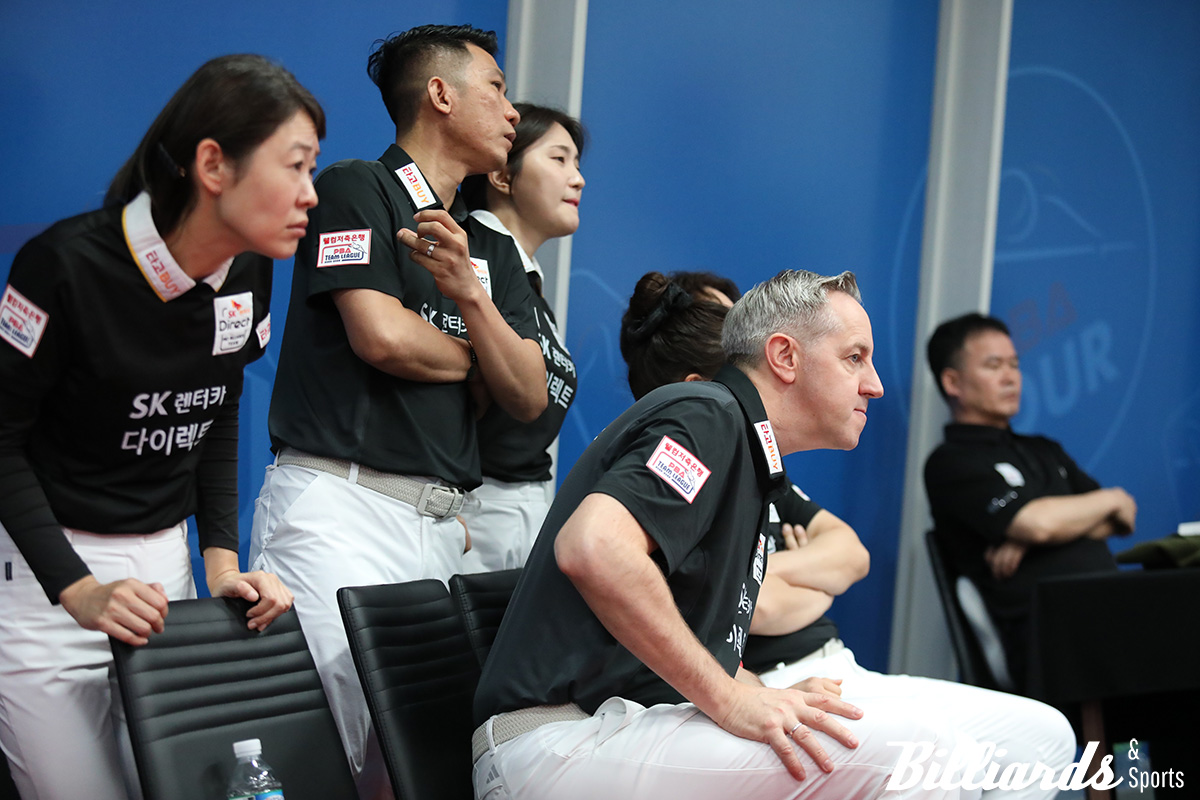 7세트 조건휘의 경기를 초조하게 지켜보고 있는 SK렌터카 선수들. 