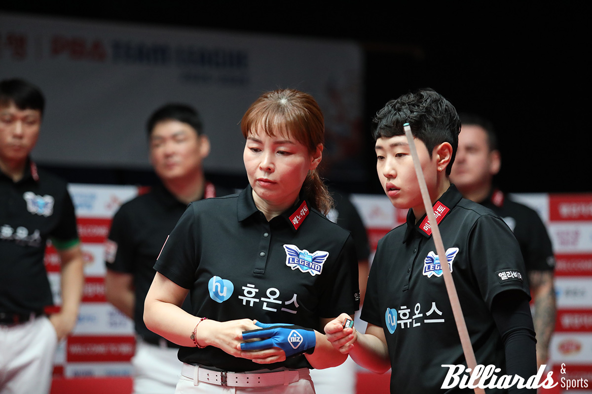 2세트 여자 복식에서 호흡을 맞춘 이신영과 김세연(이상 휴온스).  사진=고양/이용휘 기자 