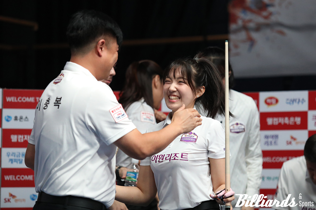 4세트 승리를 거둔 하이원리조트의 전지우와 이충복