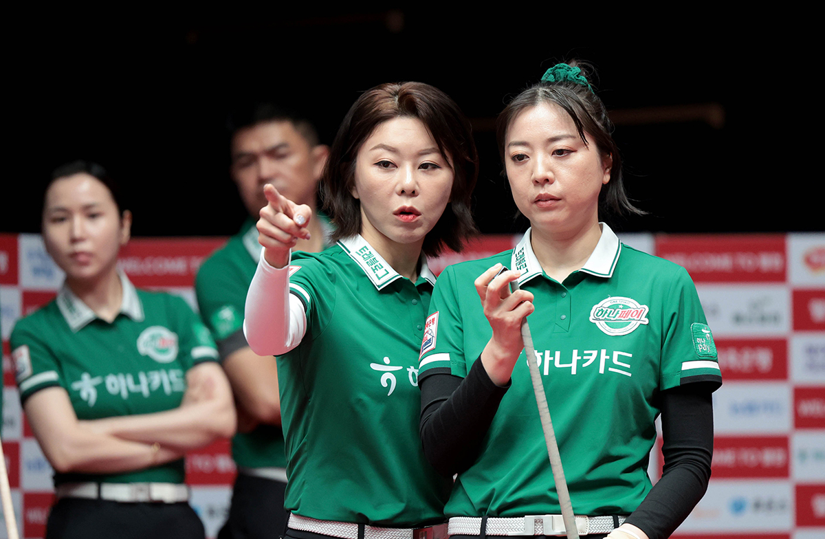 2세트 여자복식에서 승리를 거두며 1-1 동점을 만든 하나카드 김가영과 사카이 아야코.