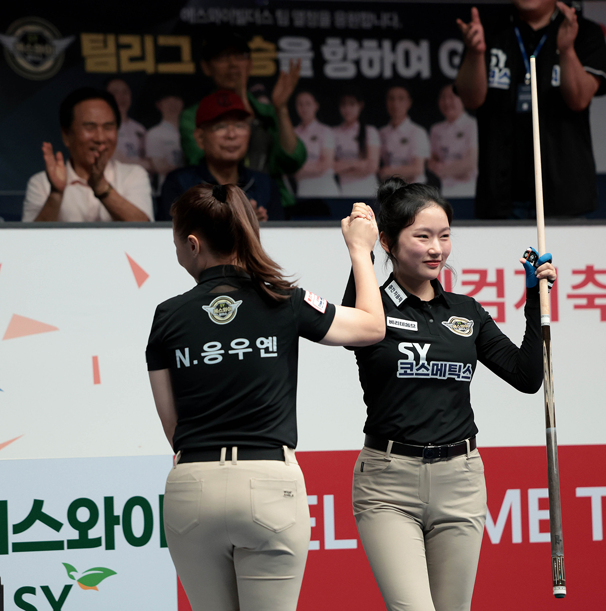 2세트 여자복식에서 승리한 에스와이의 응우옌호앙옌니-한지은.