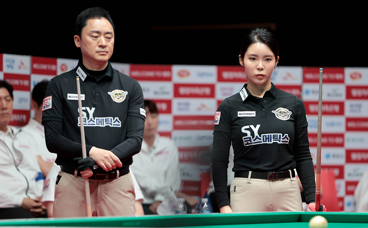 4세트 혼합복식을 승리한 에스와이의 황득희-이우경.