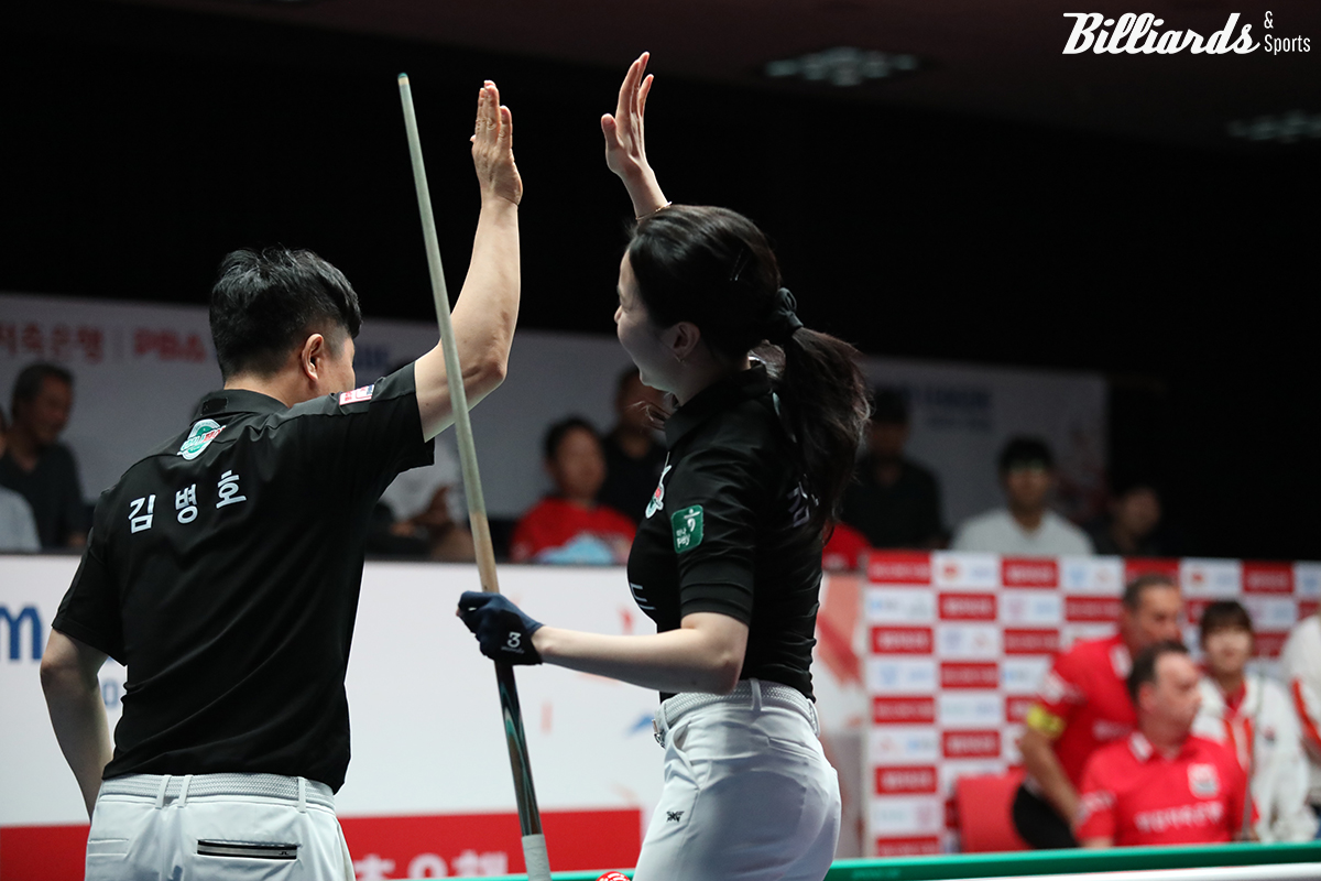 4세트 혼합복식에서 3라운드 세 경기를 모두 승리한 하나카드 김병호-김진아.