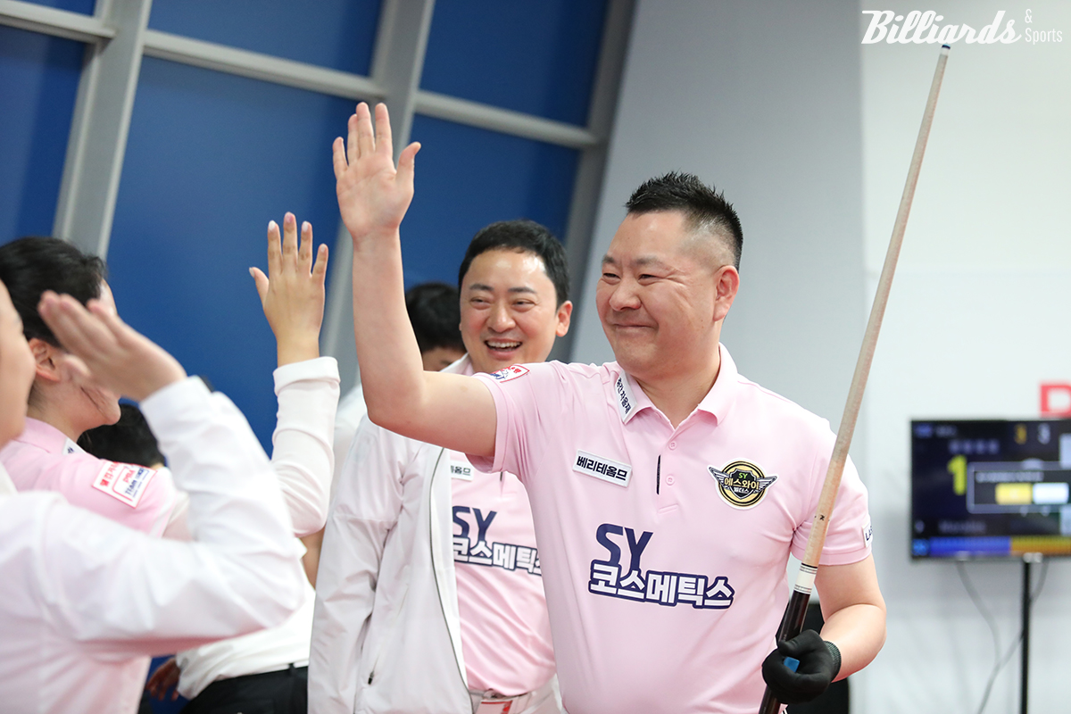 7세트에서 승부를 마무리한 서현민(에스와이)이 선수들과 하이파이브를 하고 있다.